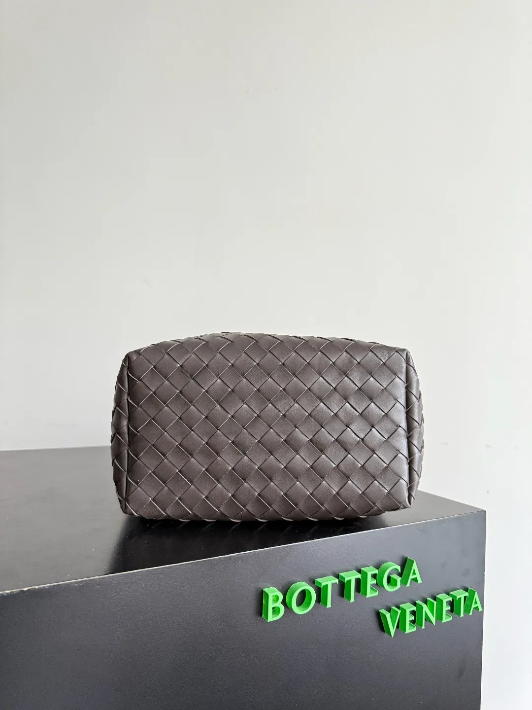 Batch 2280 BOTTEGA VENETA2025 new woven Biblioteca Bucket perfectly integrates casual texture, using classic Intrecciato woven leather, which feels soft but stiff, allowing the bag to drape naturally without losing the three-dimensional effect. The drawstring design of the drawstring pocket makes opening and closing more direct and adds a casual atmosphere. If you are on a short business trip, you can put some skin care samples in your bag. The front compartment or rear zipper can also be used to store ID cards, bank cards, etc. The solid color design of the bag is very versatile, and it doesn’t feel too picky when paired with any clothes. The leather material is also very high-quality! Style number: 836020 Size: 24*33*14cm